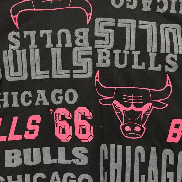 Chicago Bulls Established 66 NBA Franchise Logo Crop Top L - Picture 2 of 4